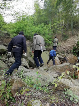 銅鑼寨風景區(qū)組織員工義務(wù)勞動