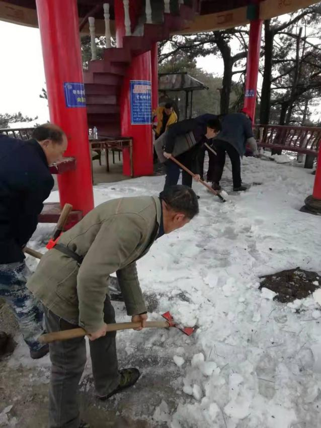 銅鑼寨景區(qū)除冰鏟雪迎開園